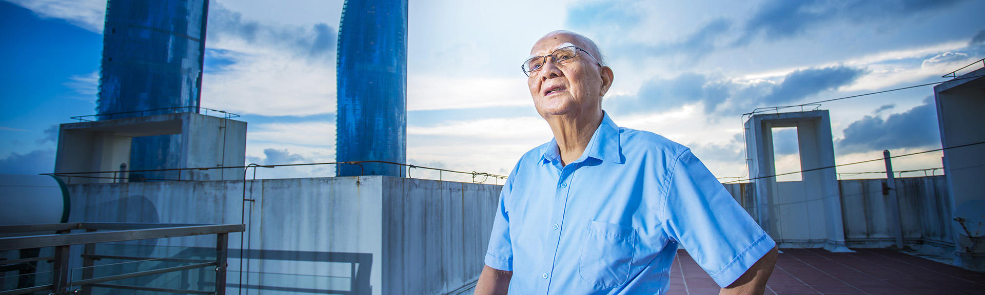 一生拼搏为财政。两袖清风为人师